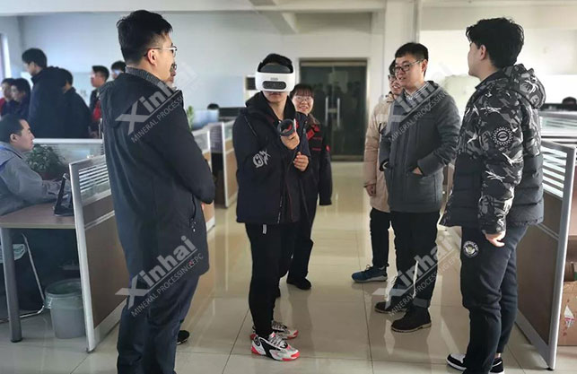 菲律宾矿业大学学生正在通过VR体验3D设计展示